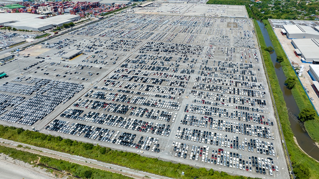 Muitos carros novos estacionando para enviar ao revendedor ou cliente