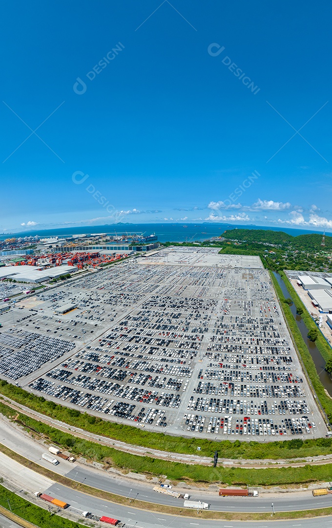 Muitos carros novos estacionando para enviar ao revendedor ou cliente