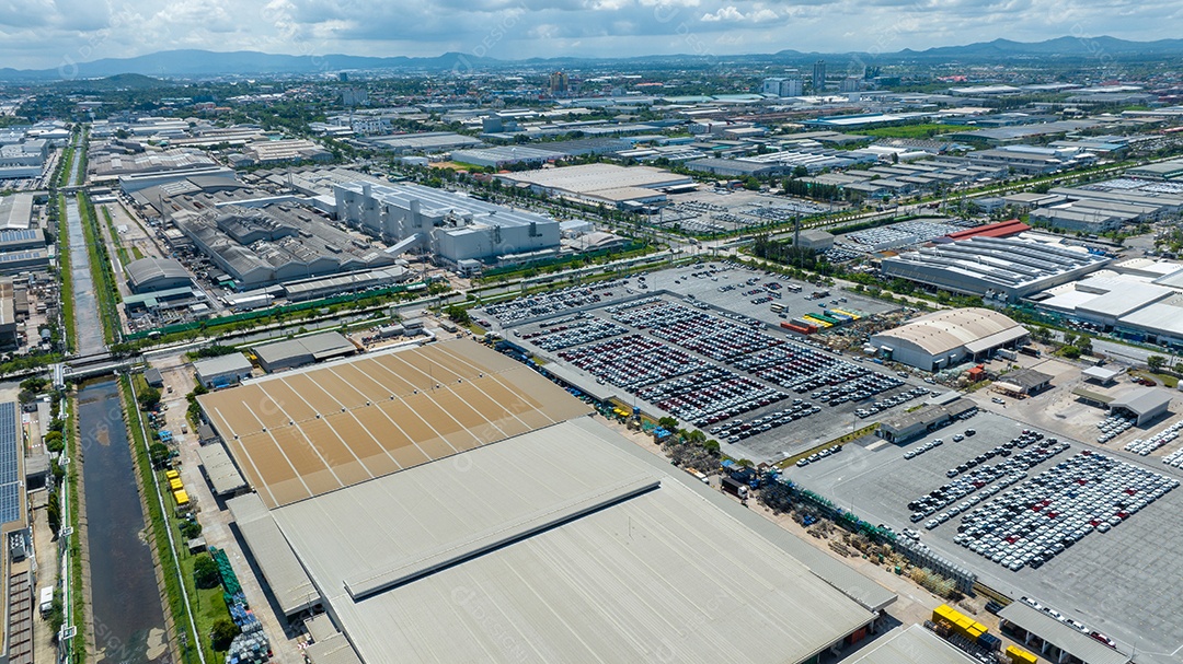 Muitos carros novos estacionando para enviar ao revendedor ou cliente