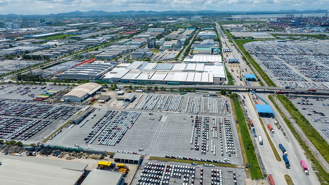 Muitos carros novos estacionando para enviar ao revendedor ou cliente