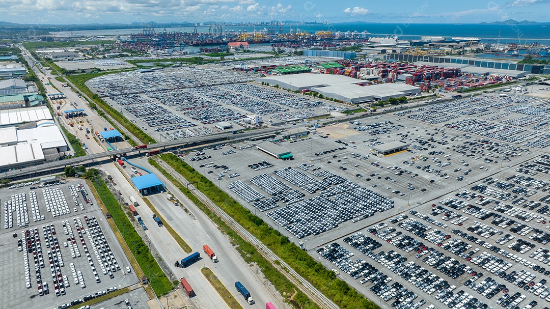 Muitos carros novos estacionando antes do envio ao cliente do revendedor, carros