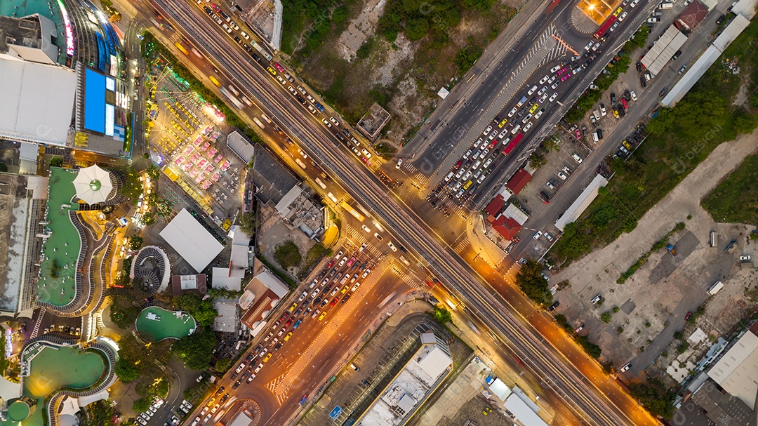 Vista aérea Carros de automóveis dirigem na estrada transversal na cidade