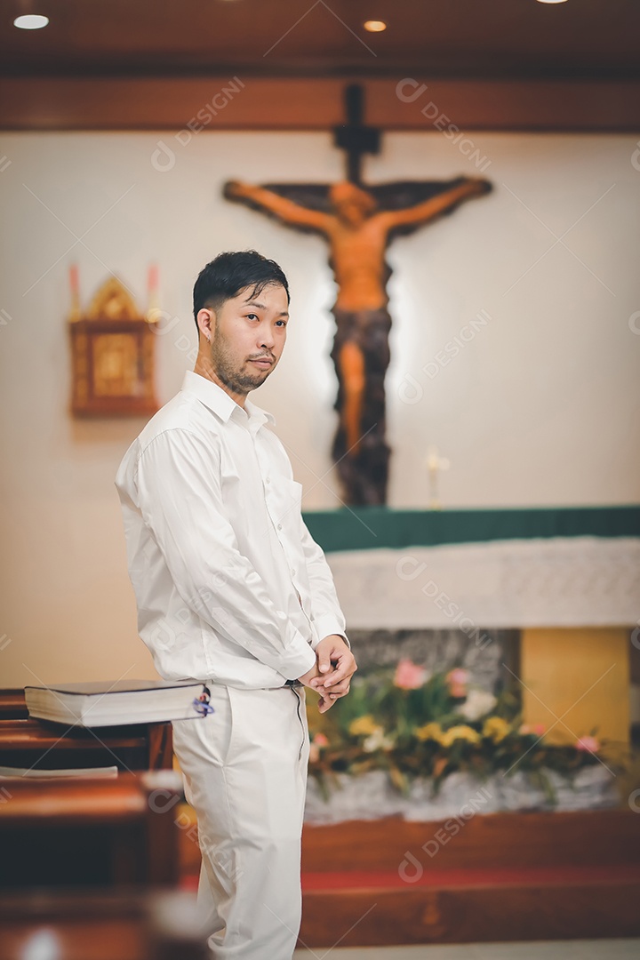 Barba de homem asiático vestindo com camisa christian orando