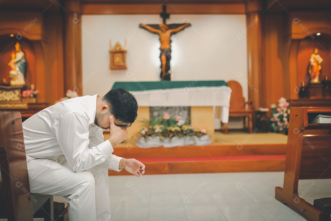 Barba de homem asiático vestindo com camisa christian orando
