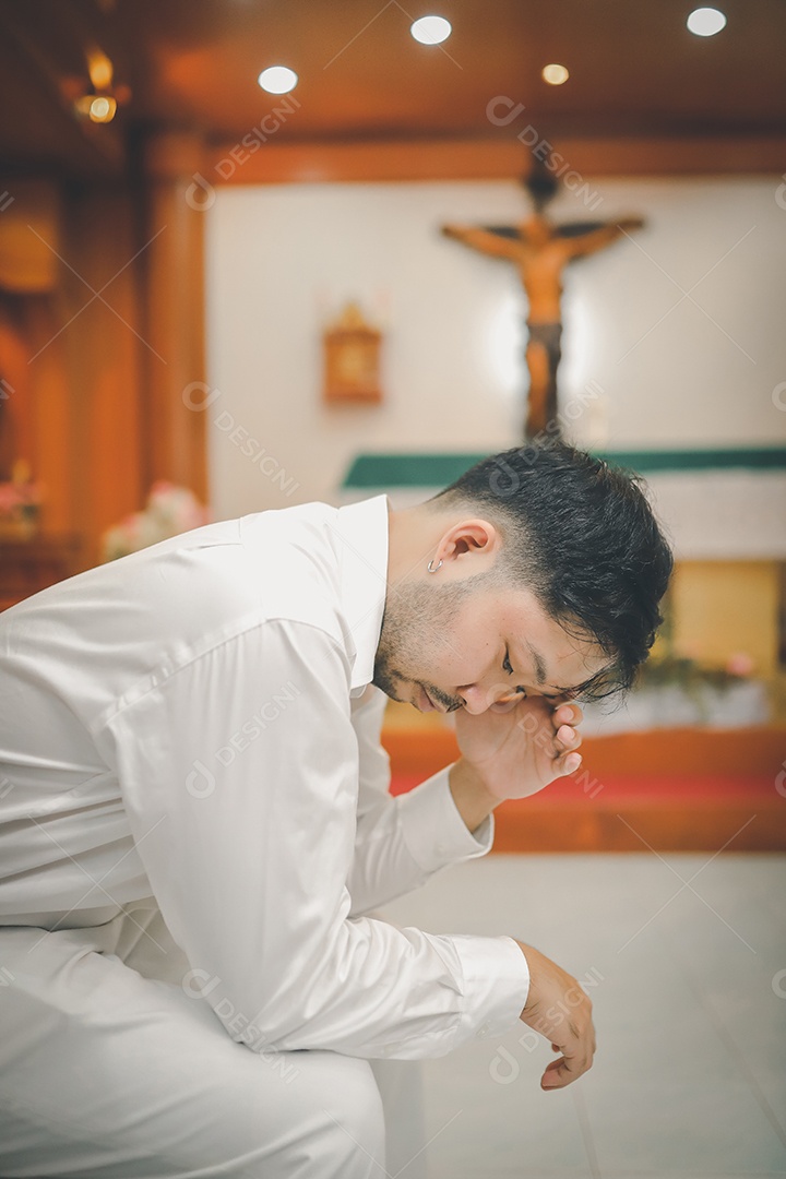 Barba de homem asiático vestindo com camisa christian orando