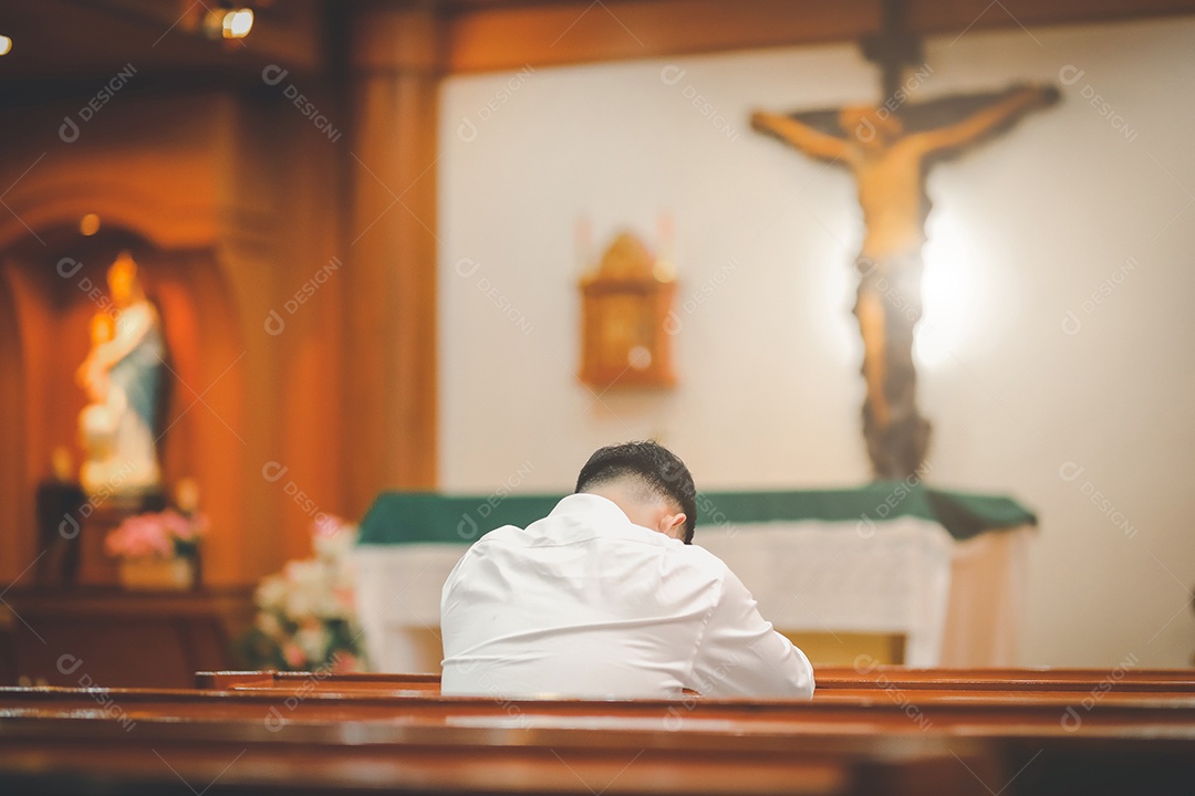 Barba de homem asiático vestindo com camisa christian orando