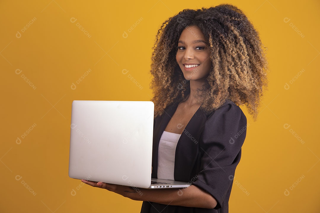 Mulher afro-brasileira vestida formalmente segurando um notebook