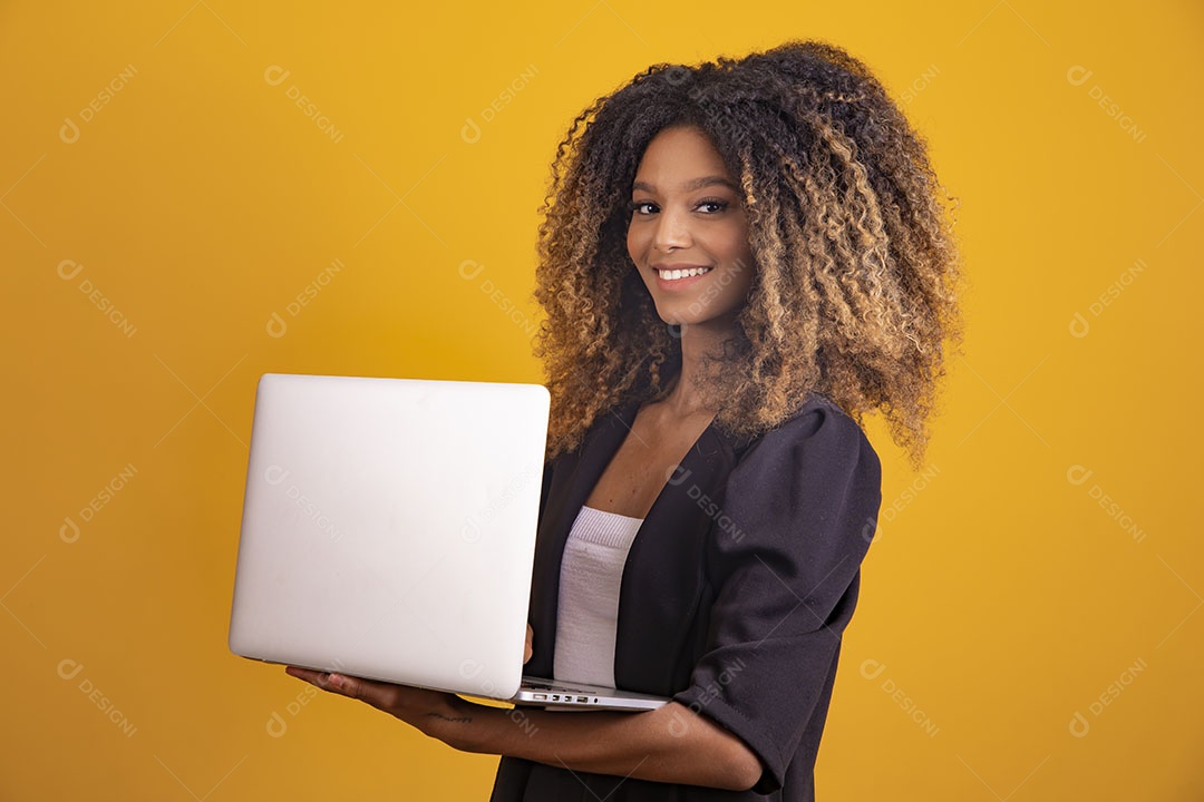 Mulher afro-brasileira vestida formalmente segurando um notebook