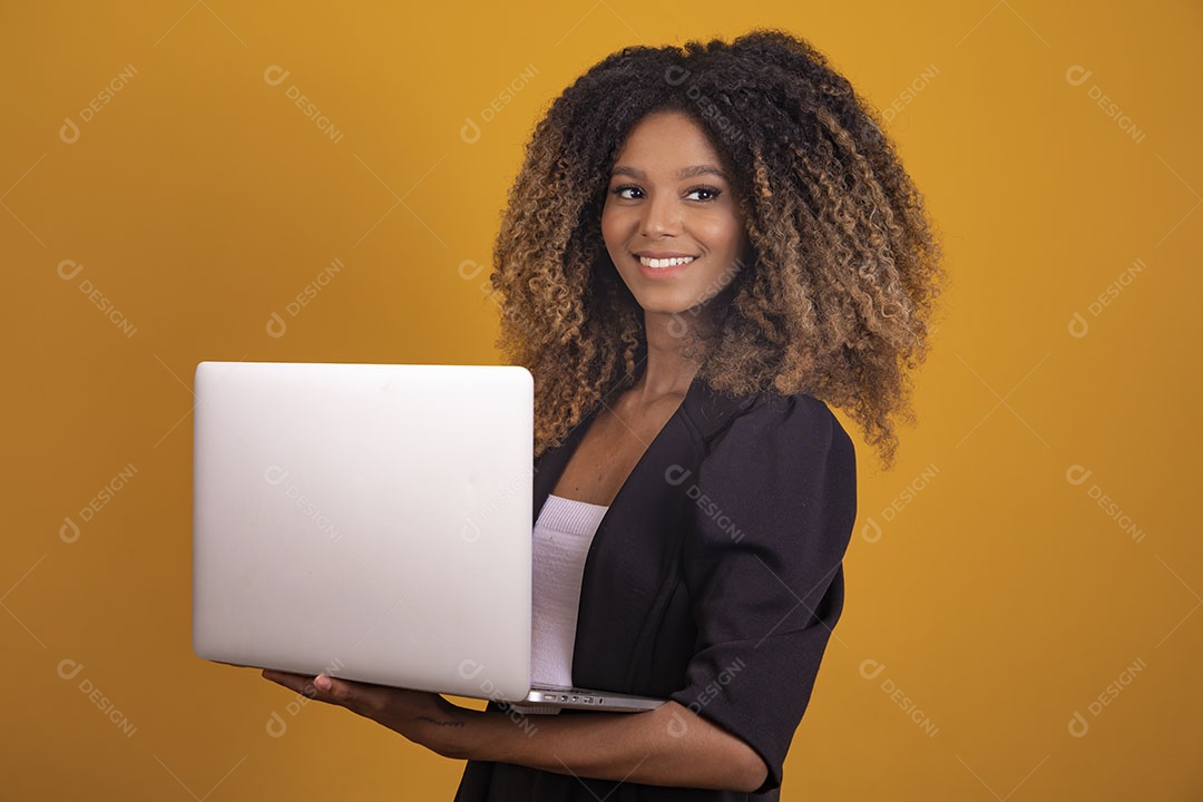 Mulher afro-brasileira vestida formalmente segurando um notebook