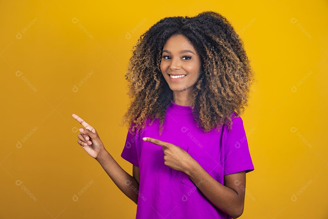 Mulher afro-brasileira usando camiseta roxa fazendo gestos