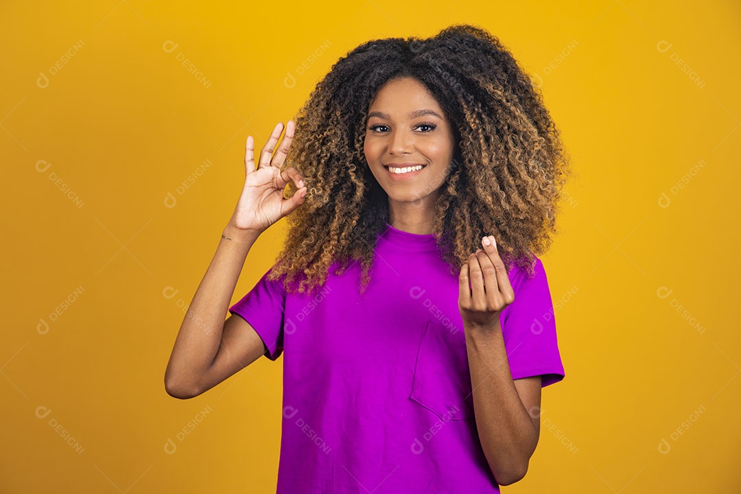 Mulher afro-brasileira usando camiseta roxa fazendo gestos