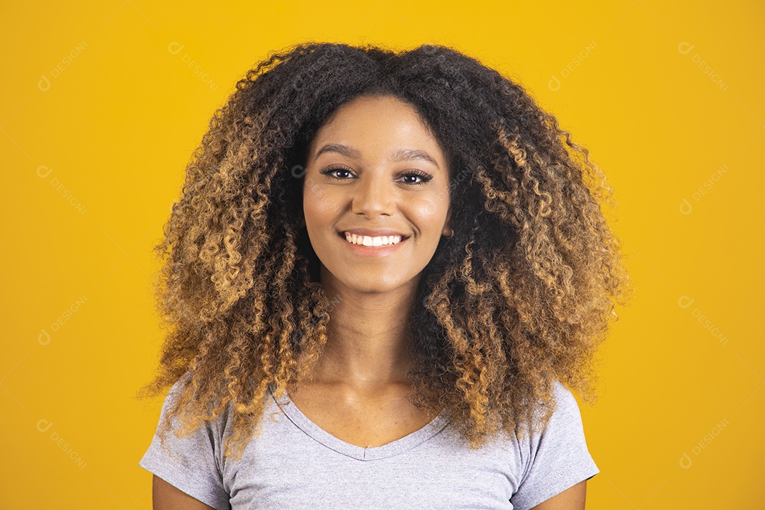 Linda mulher jovem morena cabelo afro sobre fundo isolado amarelo