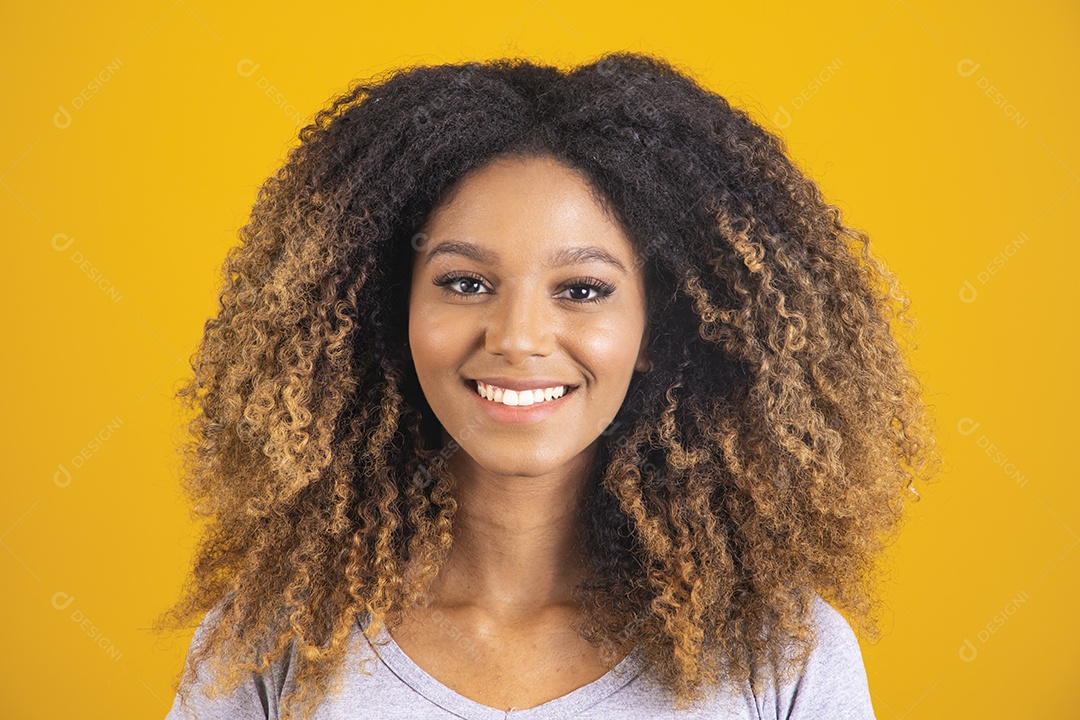 Linda mulher jovem morena cabelo afro sobre fundo isolado amarelo