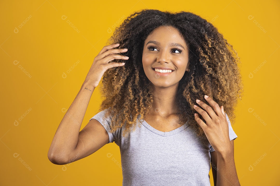Mulher afro-brasileira usando camiseta cinza fazendo gestos