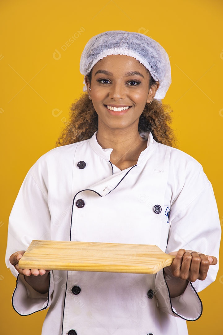 Mulher afro-brasileira usando roupa de chefe