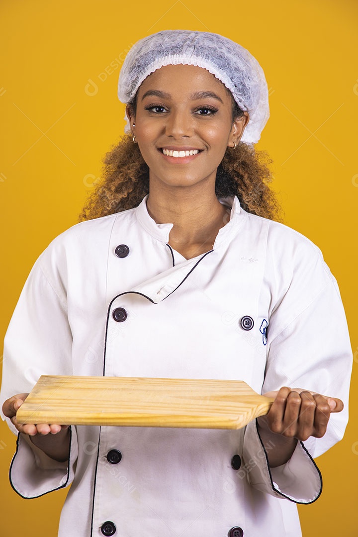 Mulher afro-brasileira usando roupa de chefe