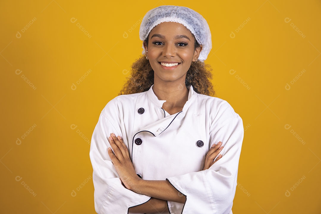Mulher afro-brasileira usando roupa de chefe