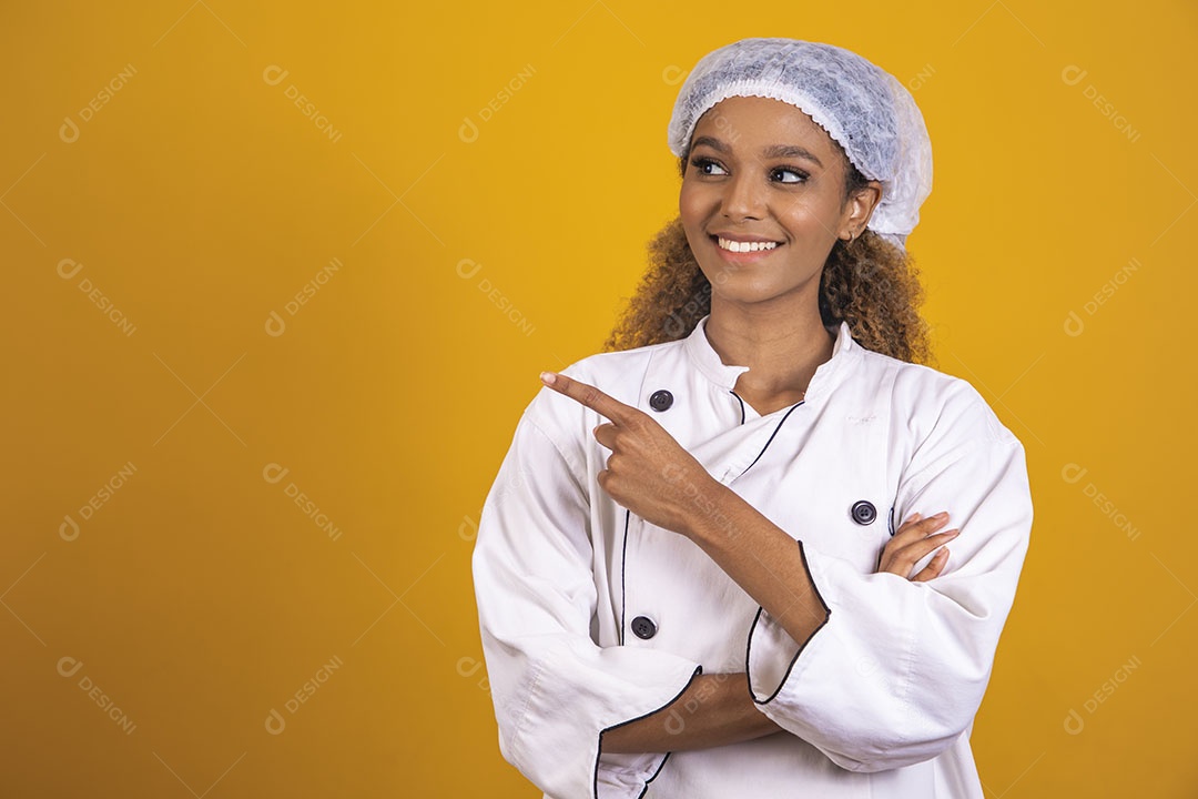 Mulher afro-brasileira usando roupa de chefe