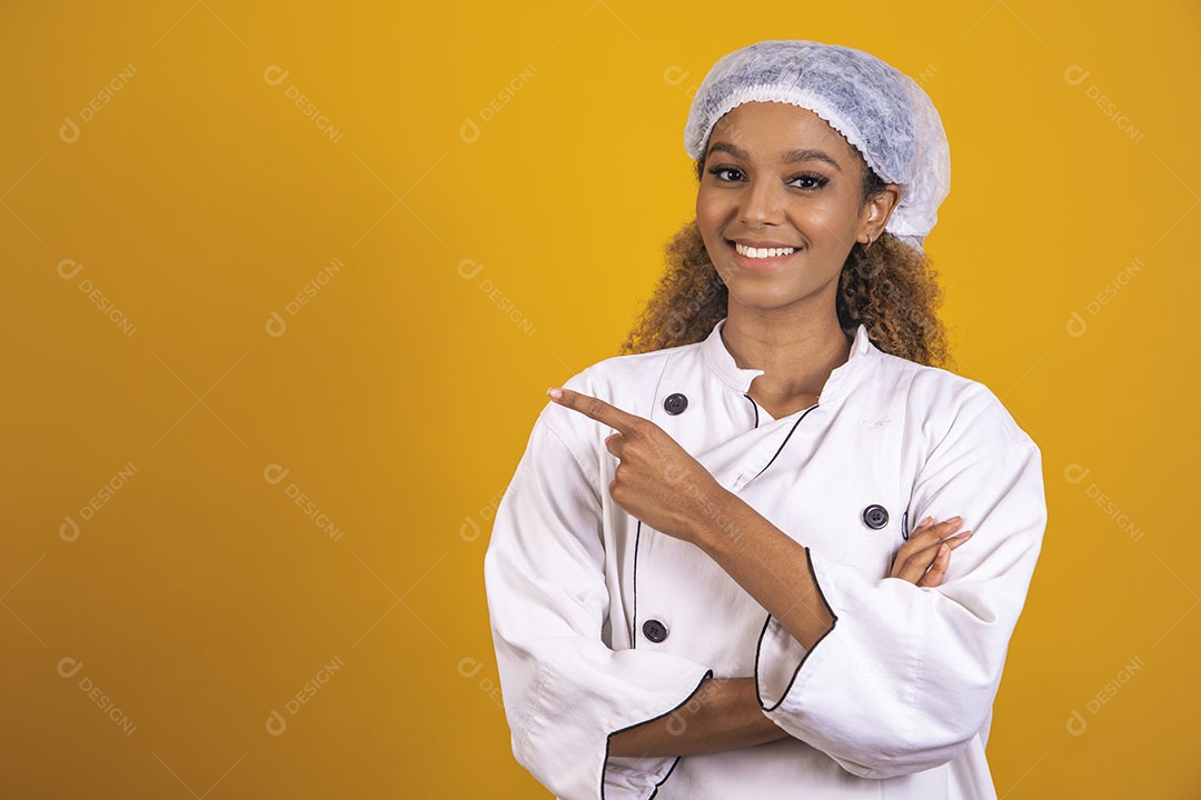 Mulher afro-brasileira usando roupa de chefe