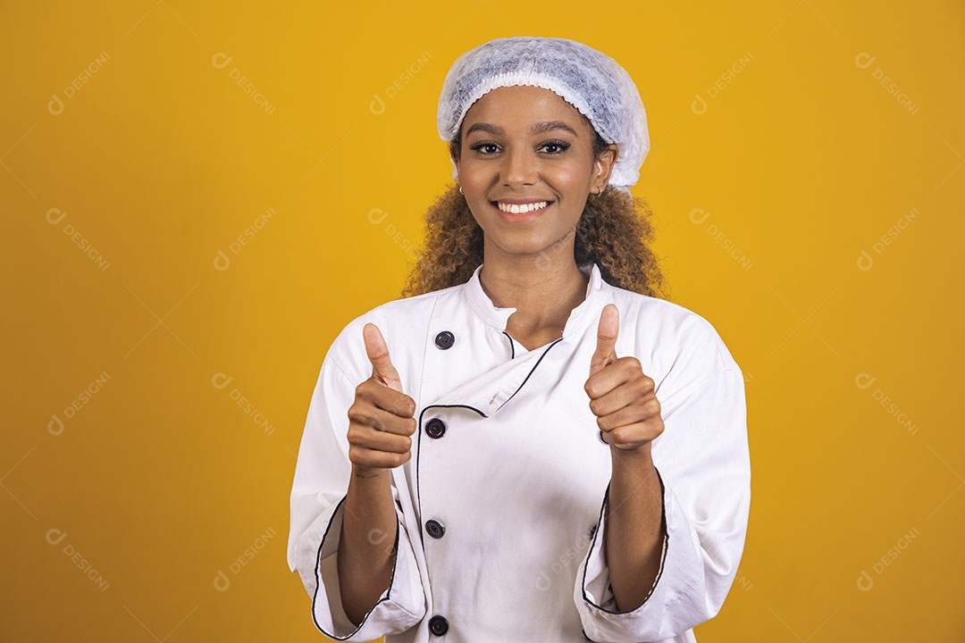 Mulher afro-brasileira usando roupa de chefe