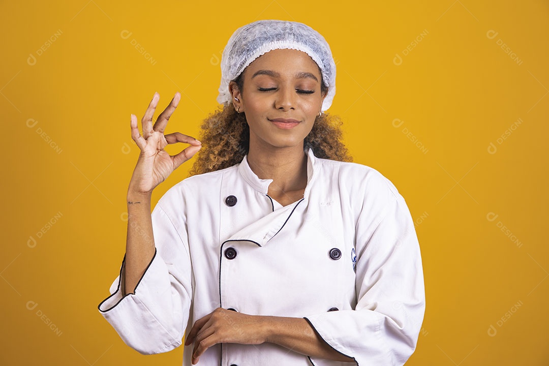 Mulher afro-brasileira usando roupa de chefe
