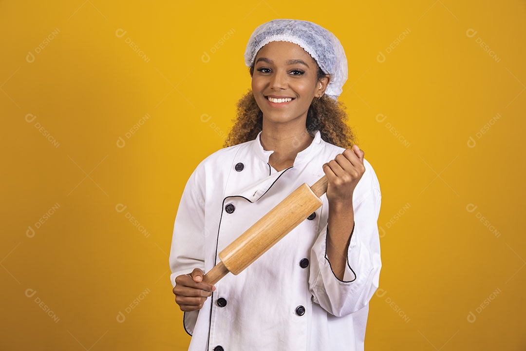 Mulher afro-brasileira usando roupa de chefe