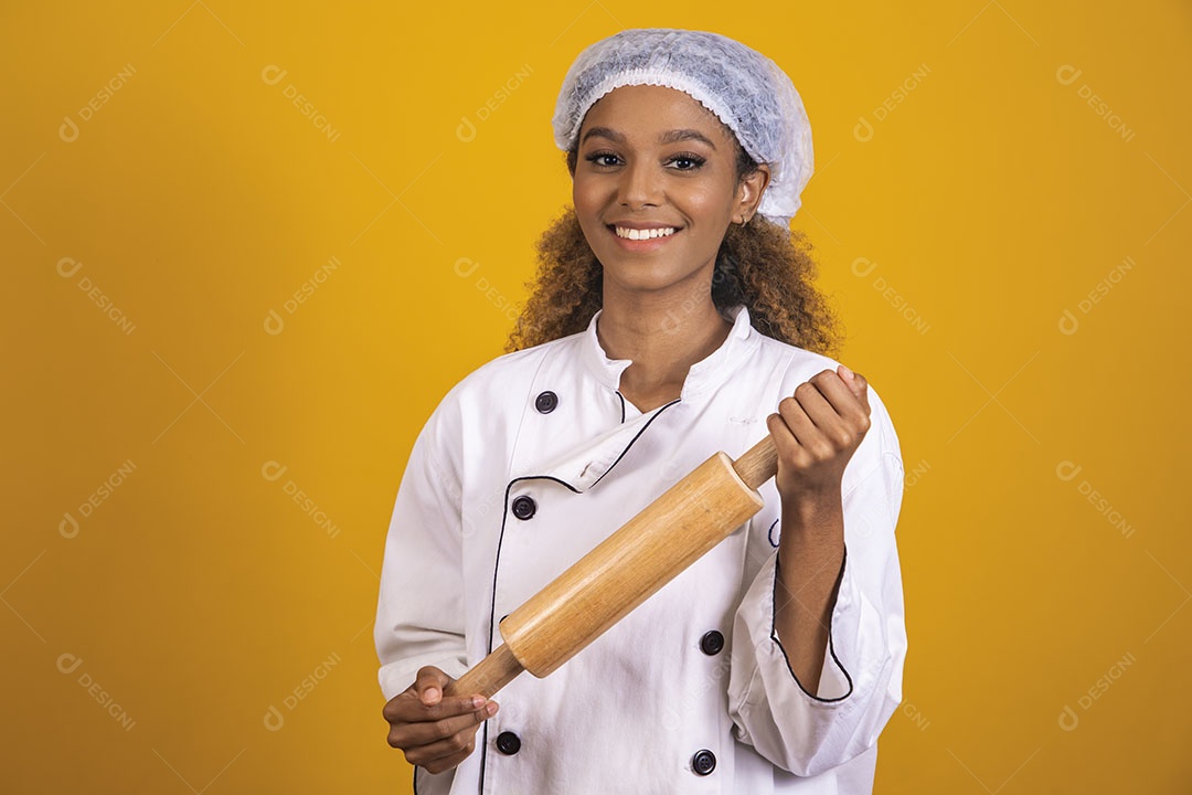 Mulher afro-brasileira usando roupa de chefe