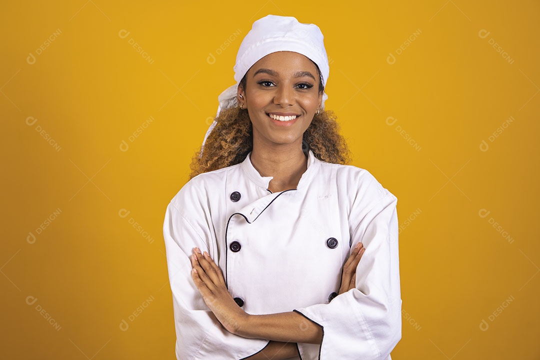 Mulher afro-brasileira usando roupa de chefe