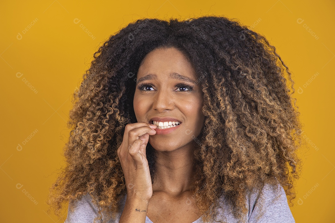 Linda mulher jovem morena cabelo afro sobre fundo isolado amarelo