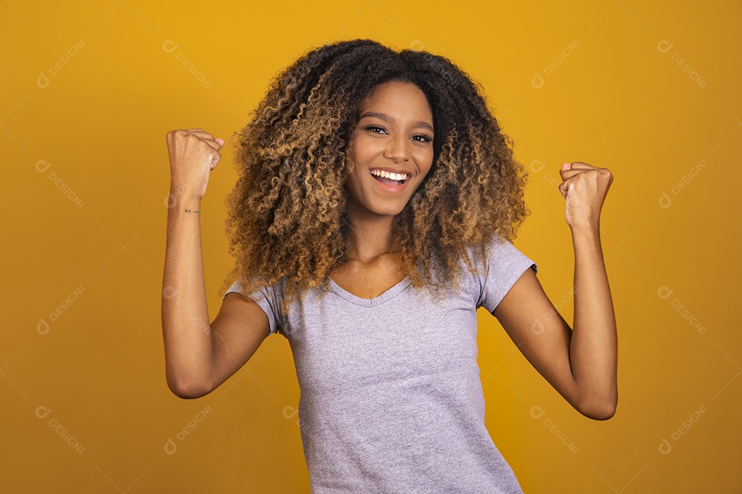 Linda mulher jovem morena cabelo afro sobre fundo isolado amarelo