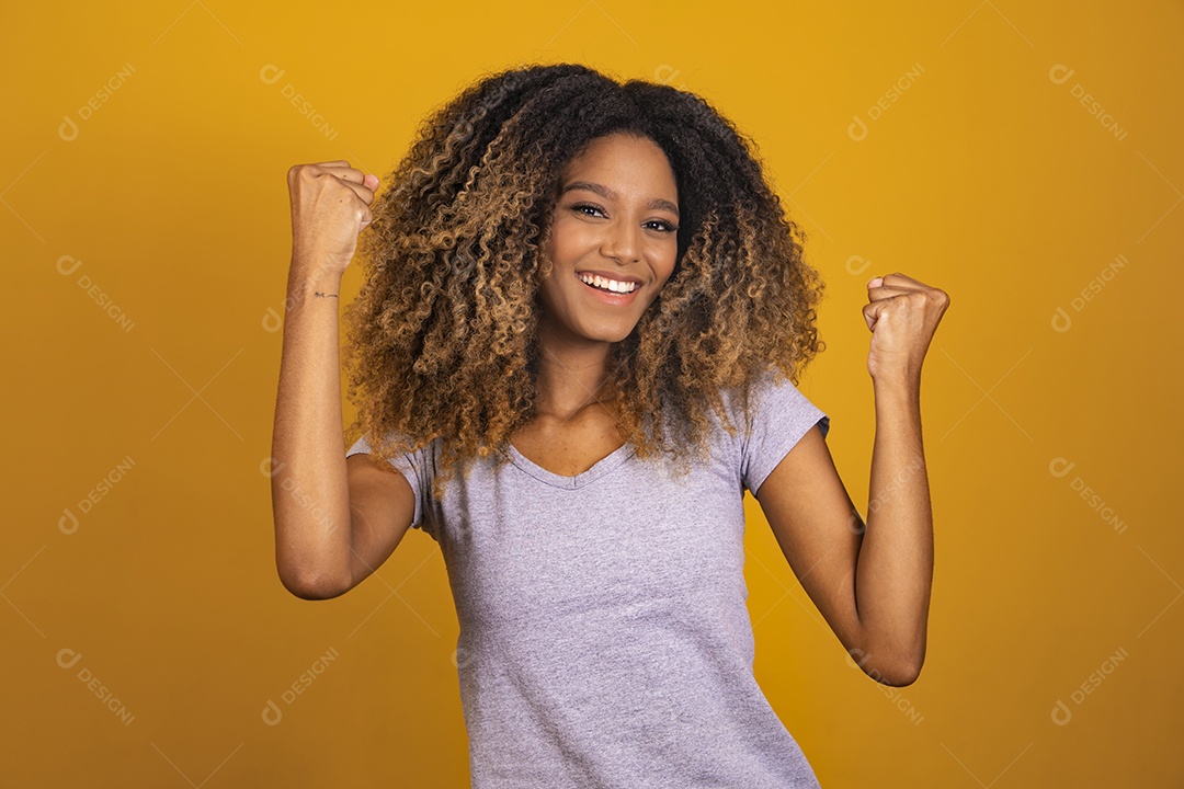 Linda mulher jovem morena cabelo afro sobre fundo isolado amarelo