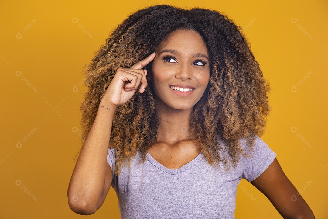 Linda mulher jovem morena cabelo afro sobre fundo isolado amarelo