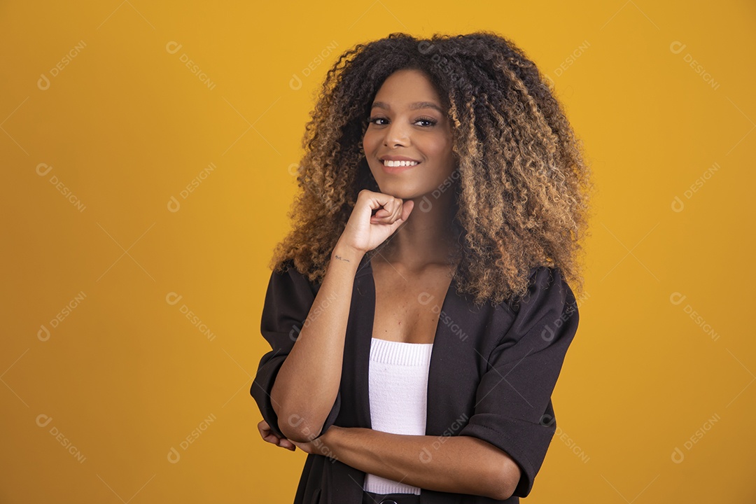 Linda mulher jovem morena cabelo afro sobre fundo isolado amarelo