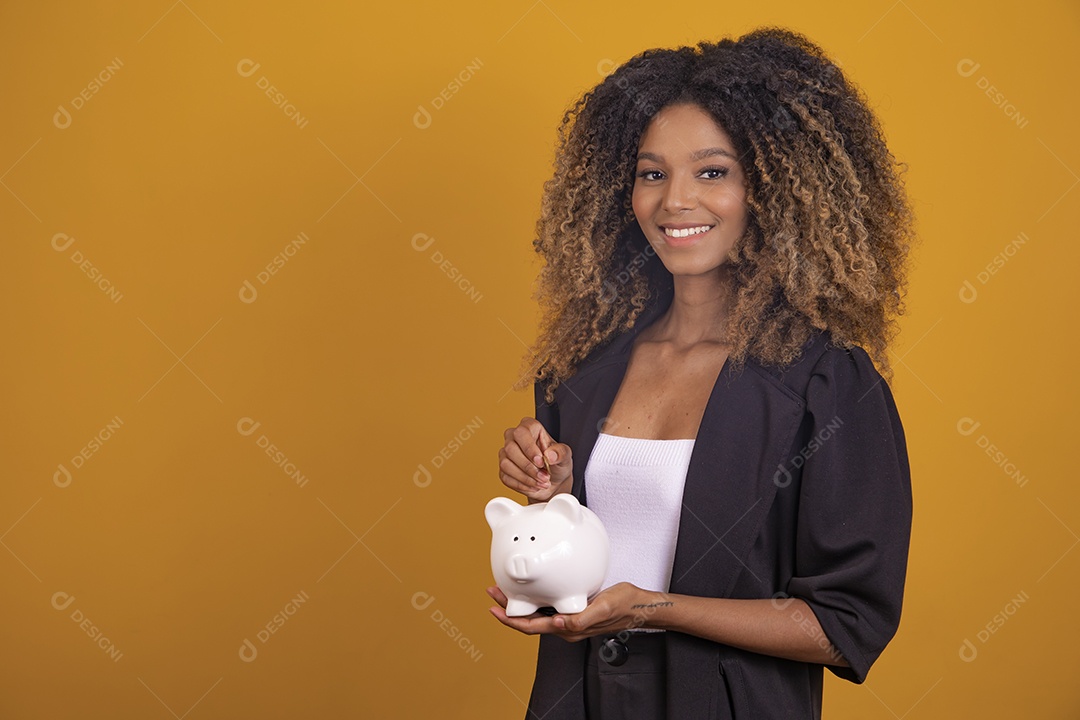 Linda mulher jovem morena cabelo afro sobre fundo isolado amarelo