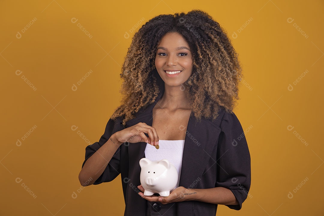 Mulher afro-brasileira vestida formalmente segurando um cofrinho em formato de porquinho