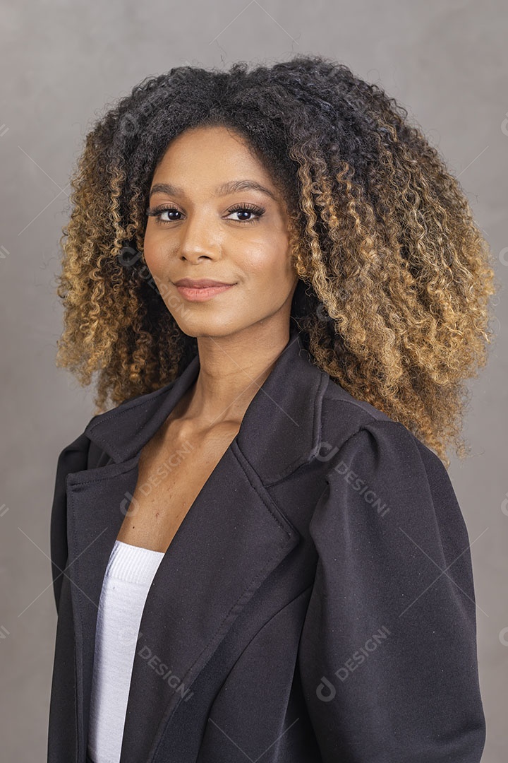 Mulher afro-brasileira vestida formalmente