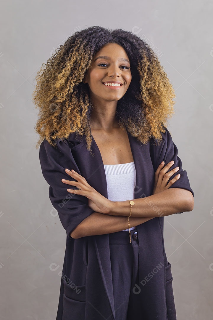 Mulher afro-brasileira vestida formalmente