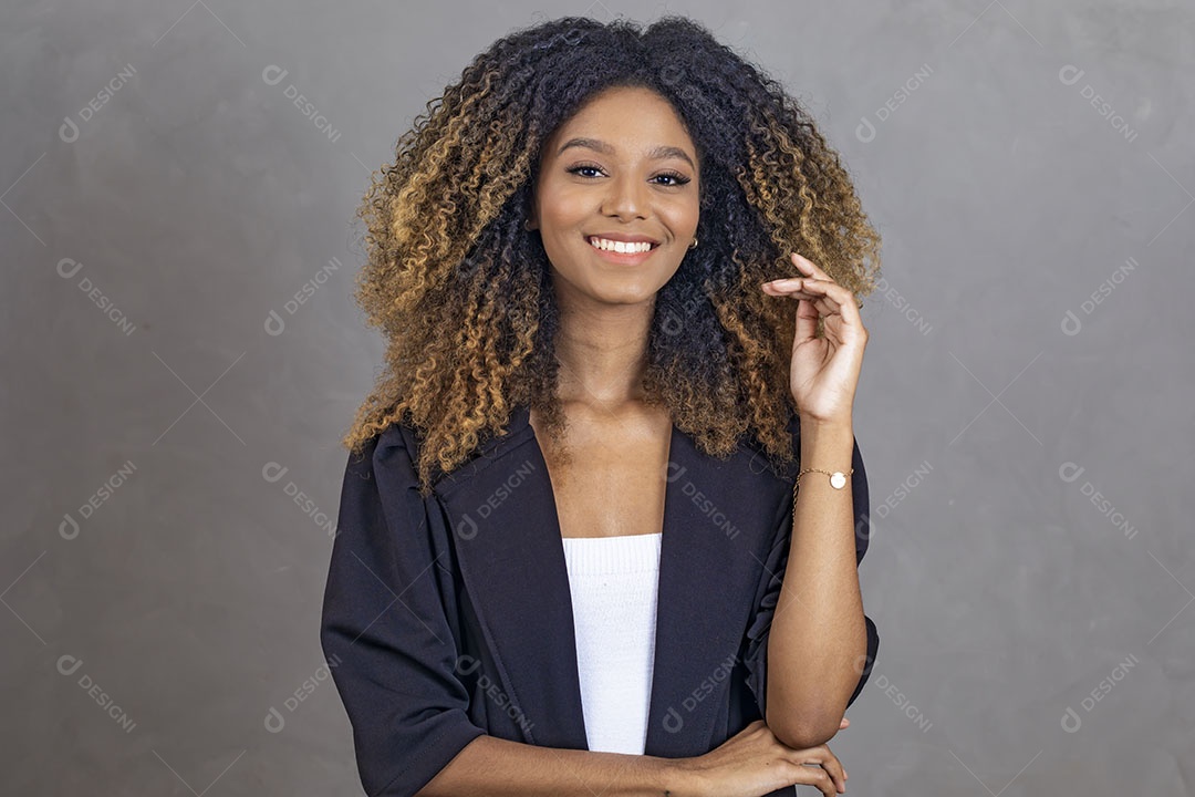 Mulher afro-brasileira vestida formalmente