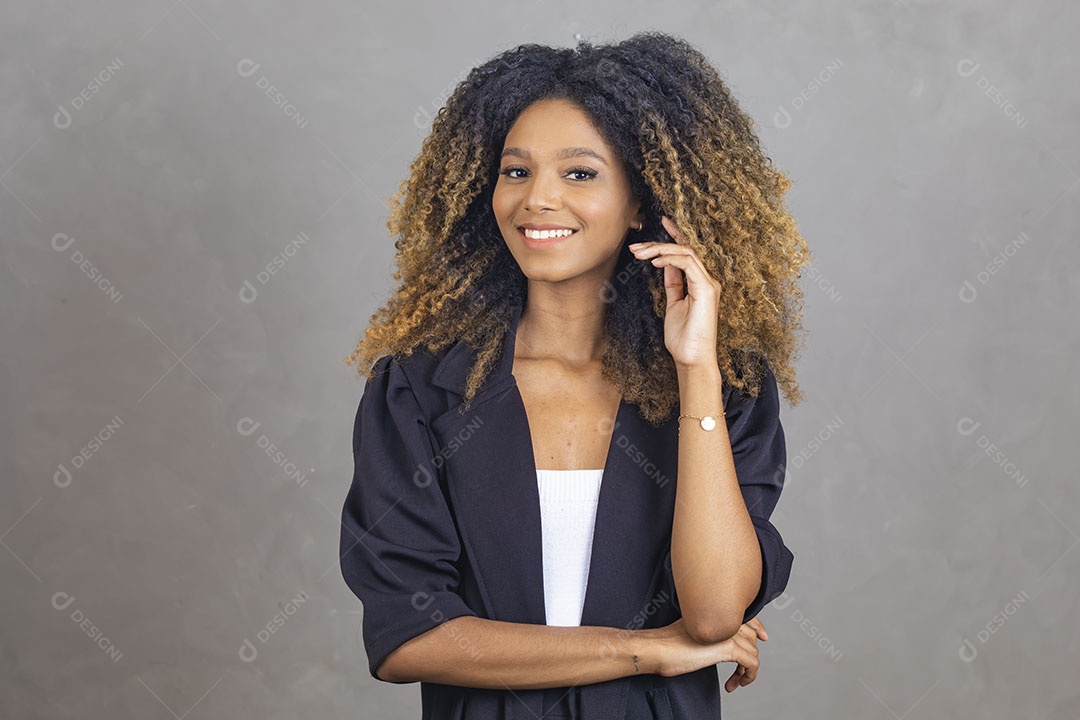 Mulher afro-brasileira vestida formalmente