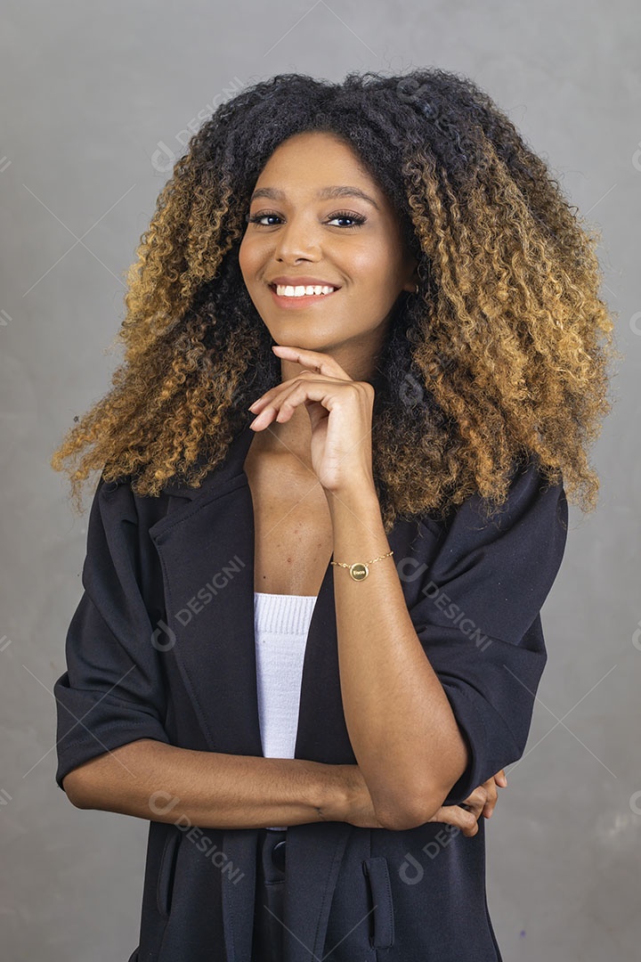 Mulher afro-brasileira vestida formalmente