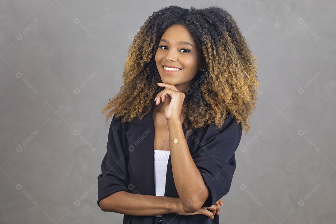 Mulher afro-brasileira vestida formalmente