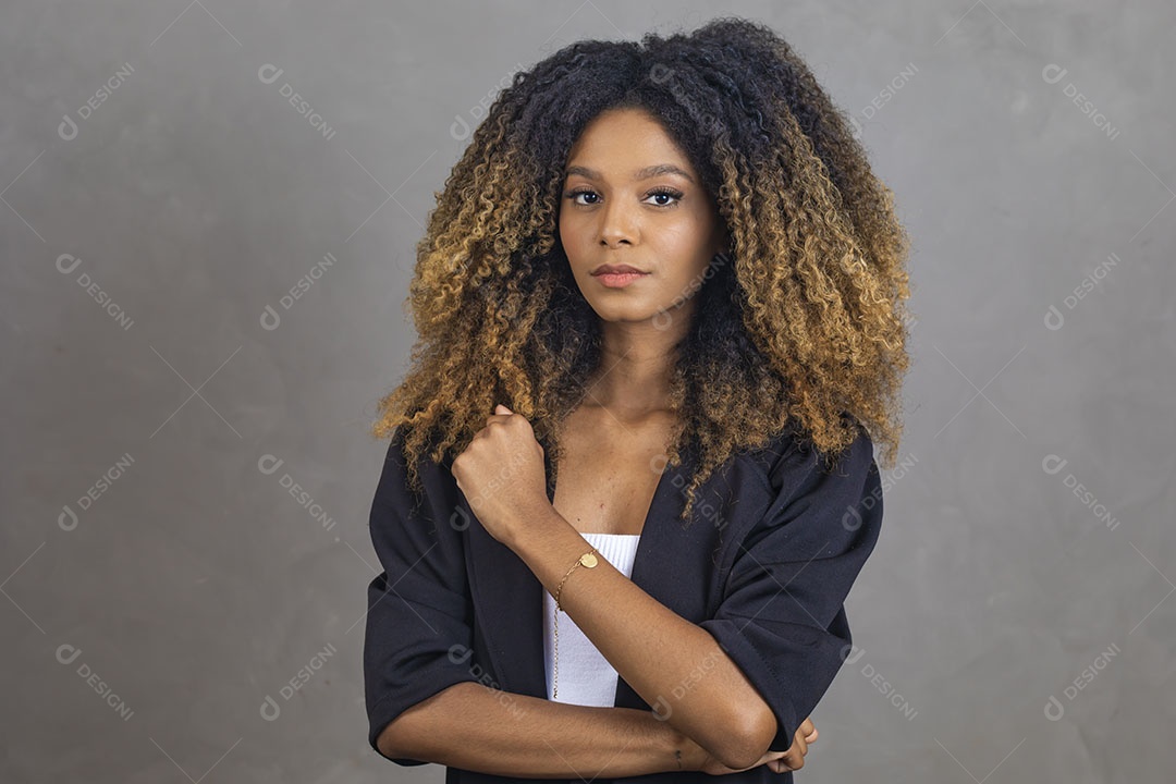 Mulher afro-brasileira vestida formalmente