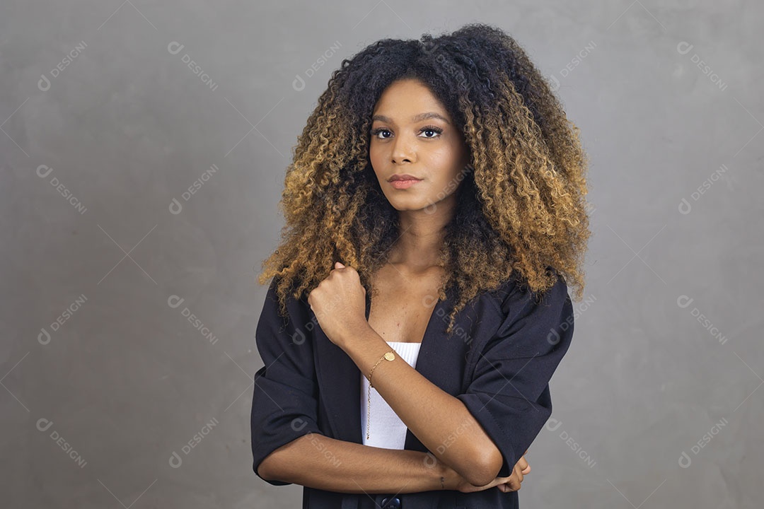 Mulher afro-brasileira vestida formalmente