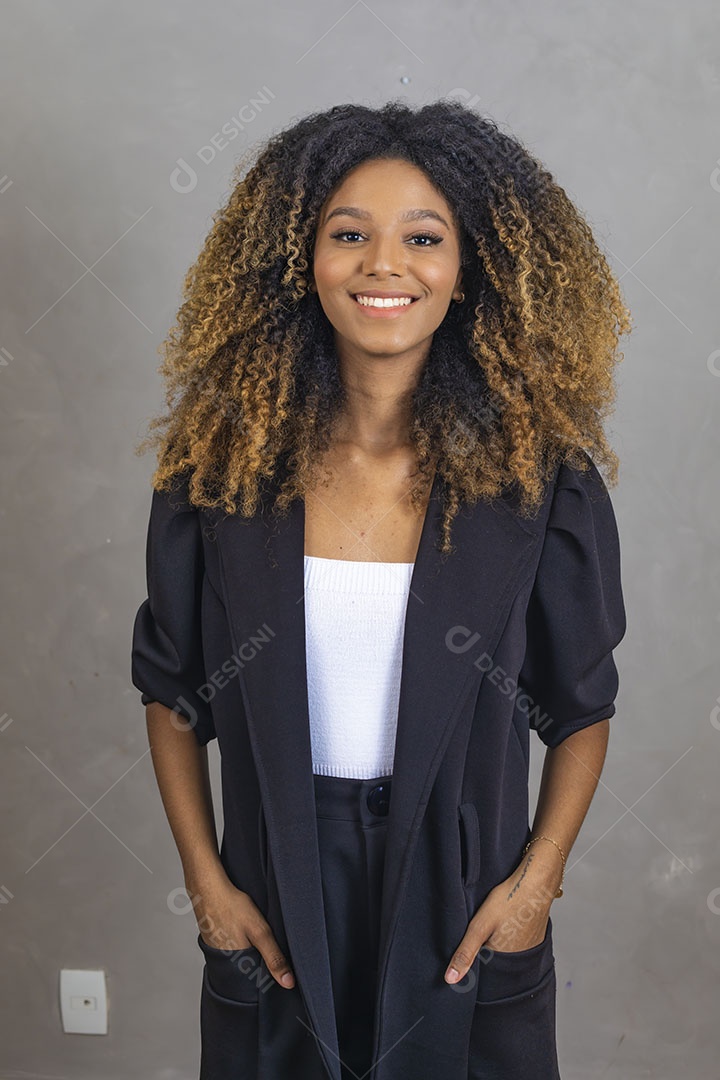 Mulher afro-brasileira vestida formalmente