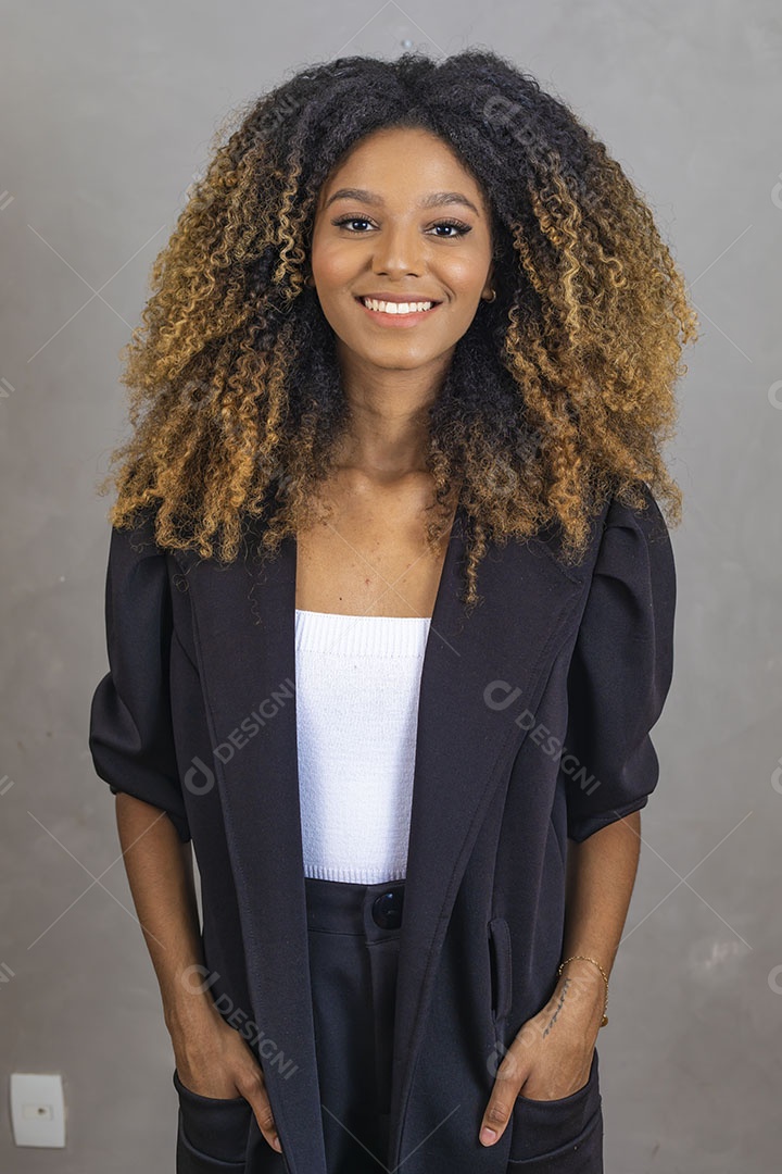 Mulher afro-brasileira vestida formalmente