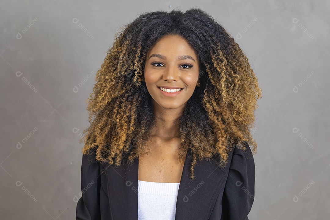 Mulher afro-brasileira vestida formalmente