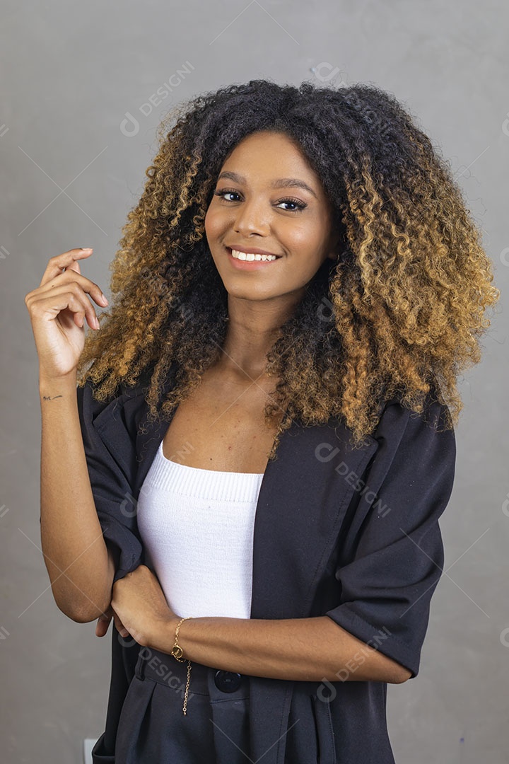 Mulher afro-brasileira vestida formalmente