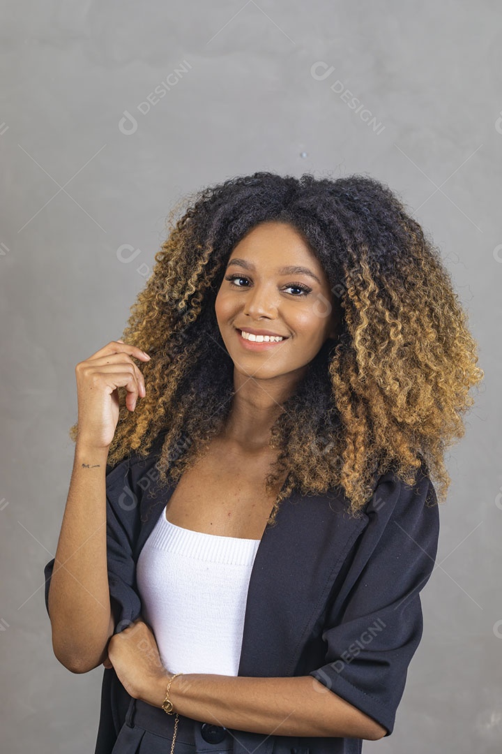 Mulher afro-brasileira vestida formalmente