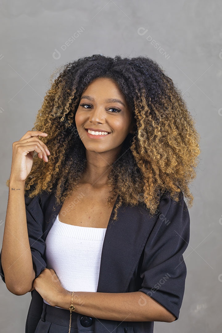 Mulher afro-brasileira vestida formalmente