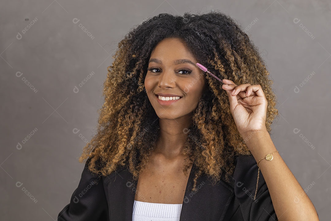 Mulher afro-brasileira vestida formalmente